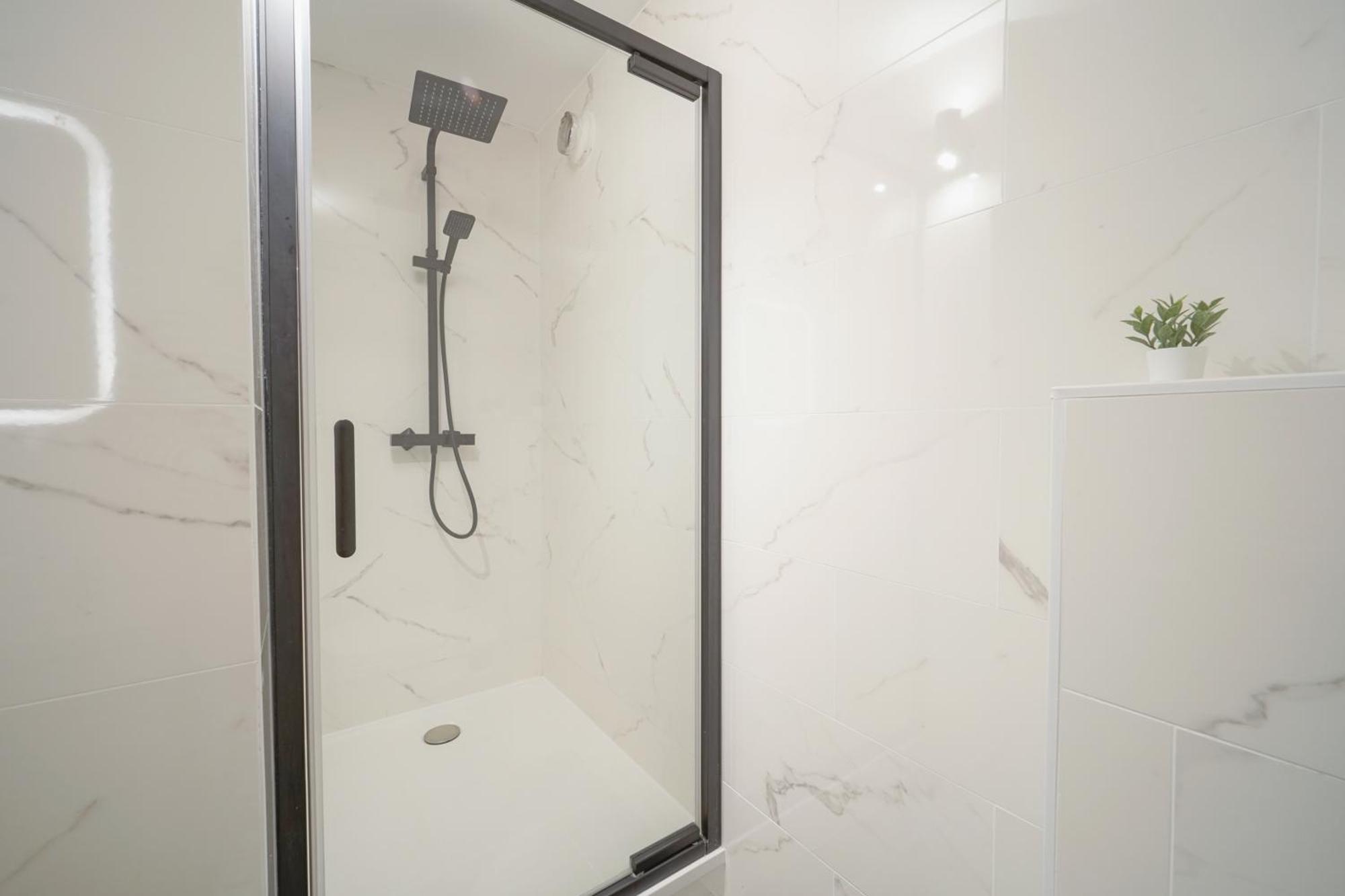 생투앙 Complete 1Br With Balcony Only 5 Min. On Foot To Metro By Doorman 아파트 외부 사진